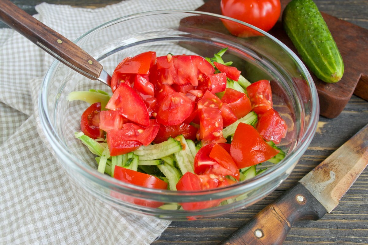 Салат помидоры и огурцы